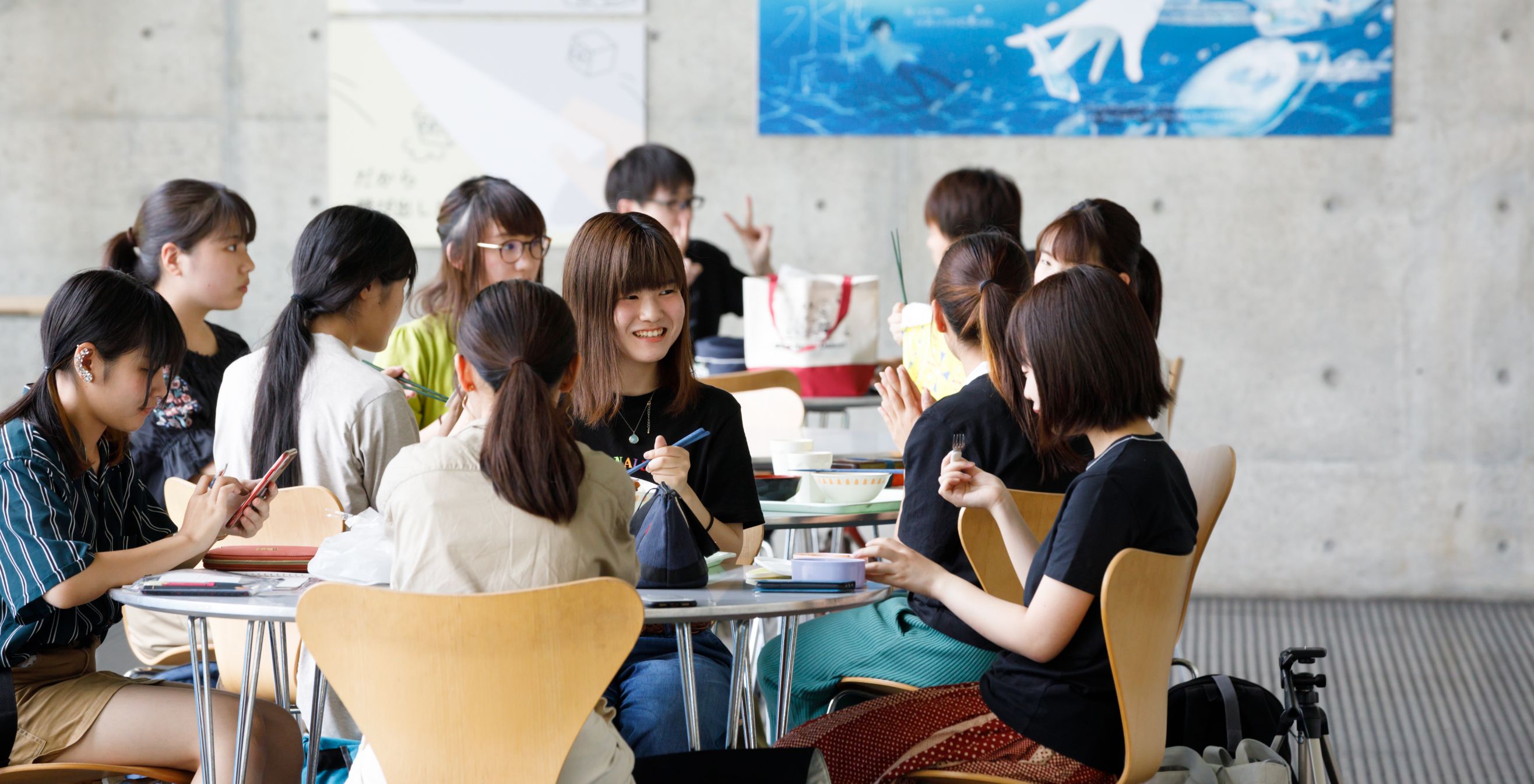 食事中の学生