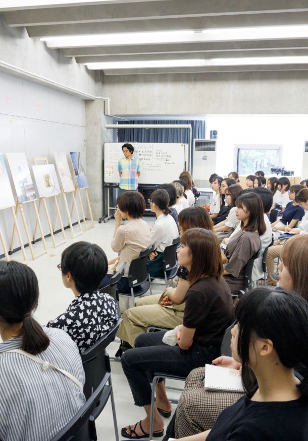 小道具を運ぶ学生