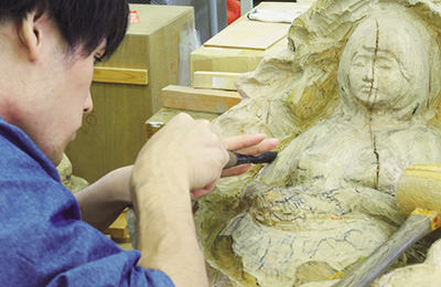 学生による彫刻作品制作（木彫、塑造）