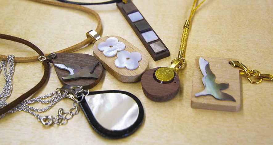 厚貝細工のアクセサリー