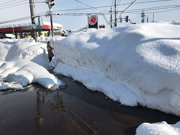 大学前の交差点、身長と同じくらいの雪の壁