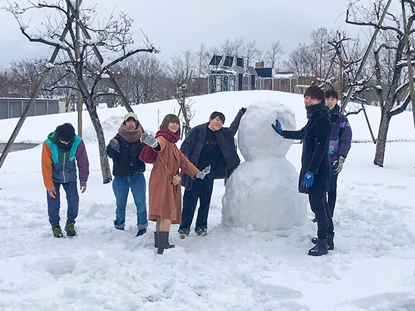 大学の構内で身長ぐらいの雪だるまを作成