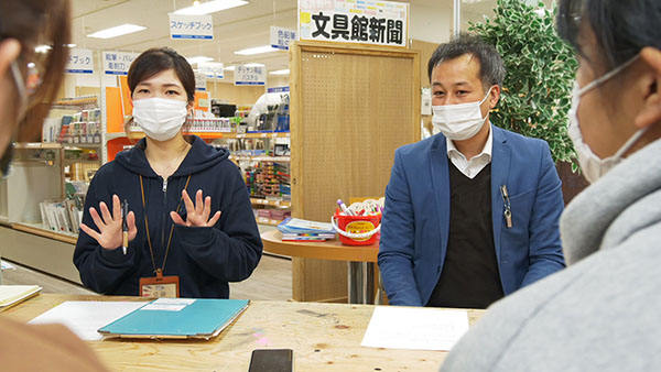 質問に答える。文具館タキザワ佐藤さん、結城さん