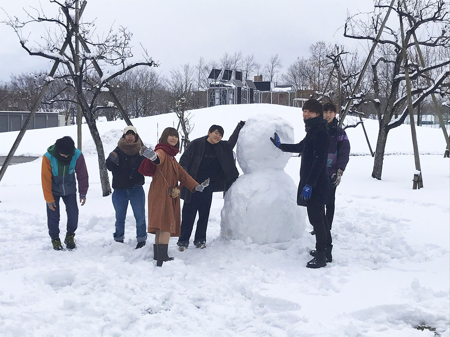 大学の構内で身長ぐらいの雪だるまを作成