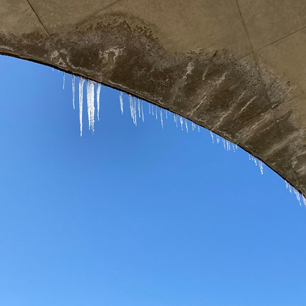 建物のツララ、晴れ間に雪遊び