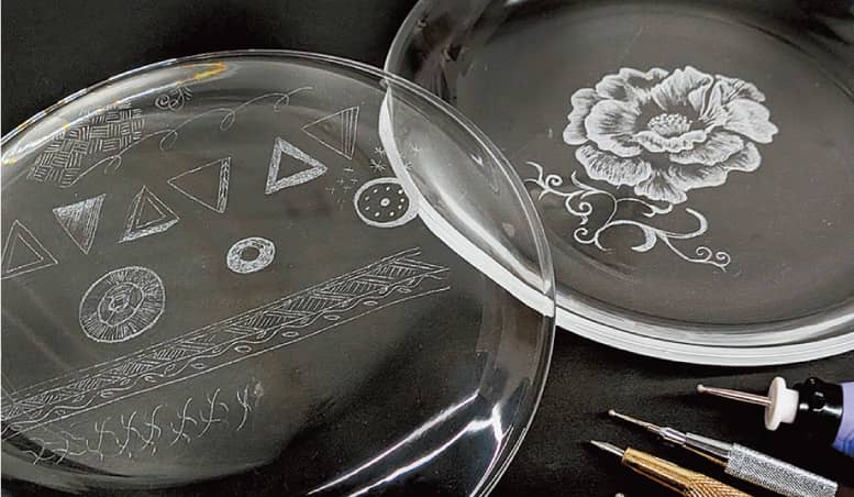 ダイヤモンドポイントペンで模様を描くガラスのプレート