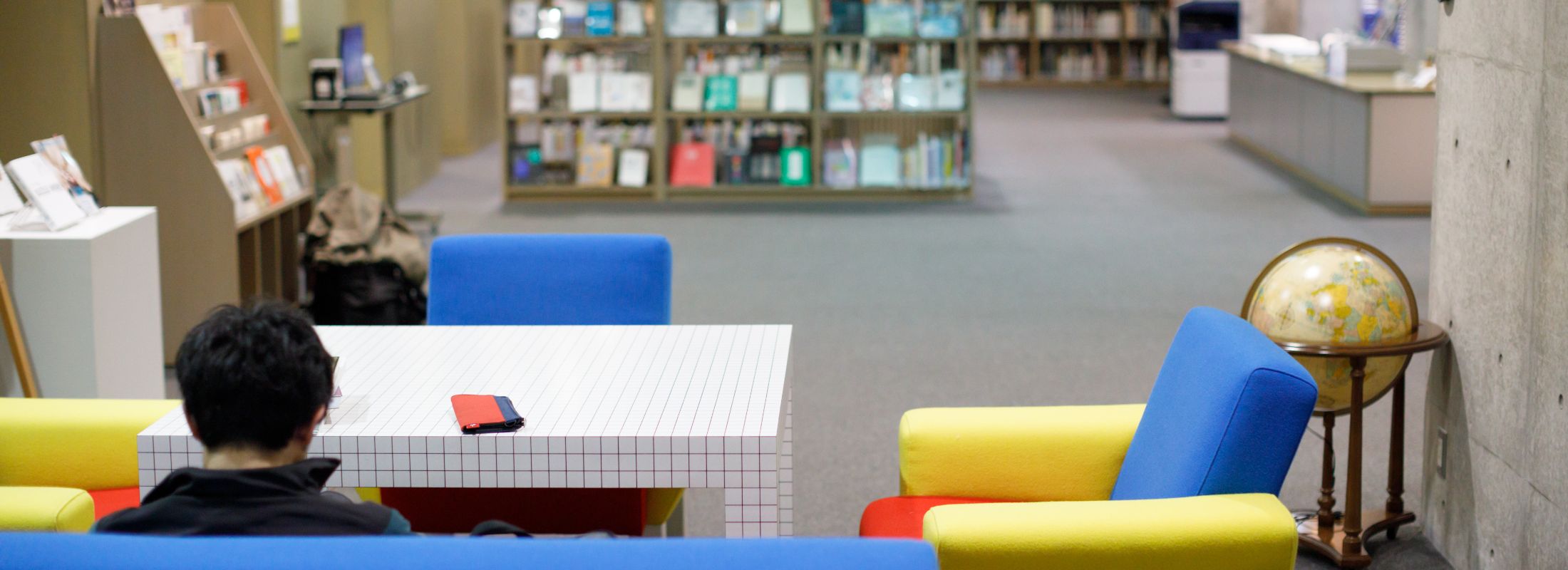 図書館の椅子に座る男性