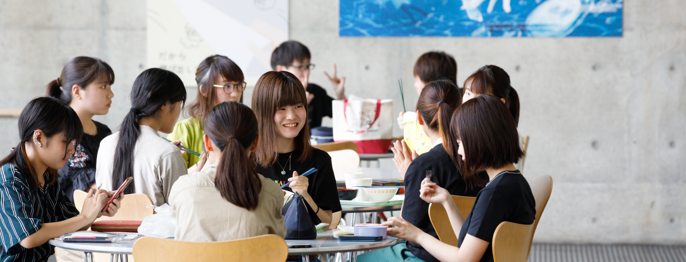 学生の昼食風景